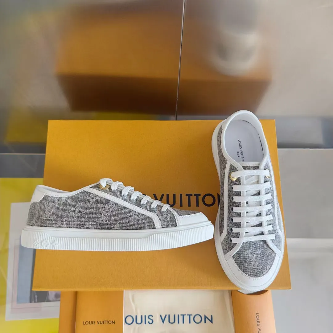 👟👟Ex-factory price 420👟👟 LV Louis Vuitton L Home Donkey Brand’s latest Lagoon series Thick-soled denim denim Embossed Presbyopia Thick-soled Casual sneakers Skateboard shoes Original purchase and development Production This Lagoon sneaker is made of Monogram denim, injecting a retro flavor into the classic design. The Louis Vuitton logo pops out from the leather trim, and the inscribed eyelets, trim and laces highlight the exquisite details. The rubber outsole embellished with Monogram flowers completes the whole. Exquisitely packaged at the delivery counter🛍📦 ▪️ Fabric: Original imported custom first-layer cowhide ▪️ Lining: Original imported cowhide lining ▪️ Sole: Original open-molded non-slip TPU material ▪️ Bottom thickness: 2.5CM ▪️ Size: Women's size 35-40 (41, 42 can be customized)